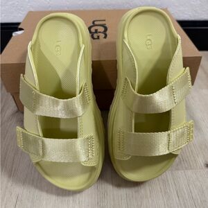 NIB UGG GoldenGlow Big Kids Sandals Size 2